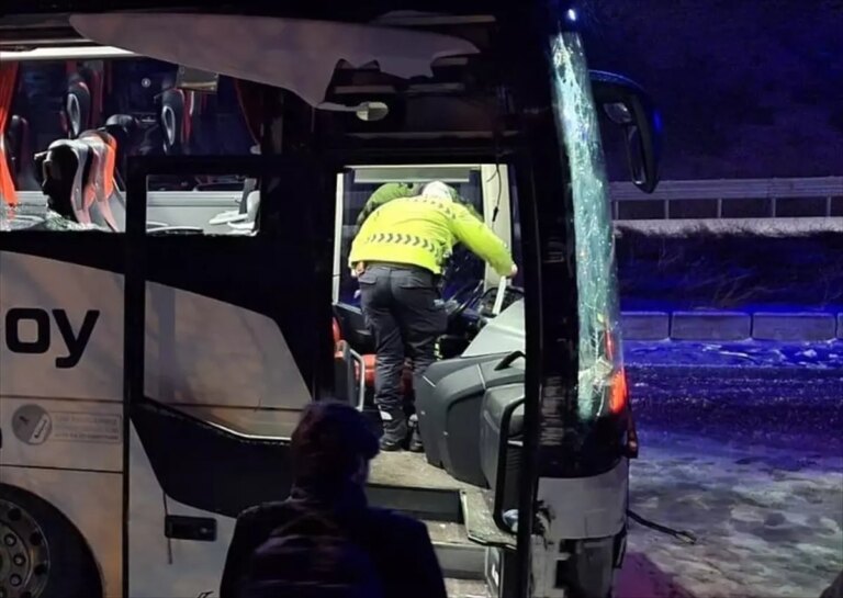 gumushanede-otobus-kazasi-14-yarali-QX5Tuaet.jpg