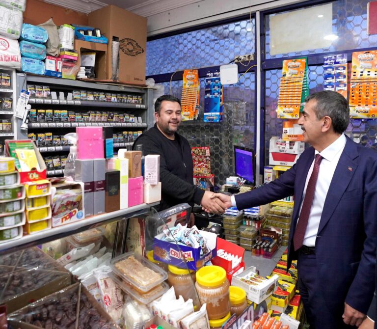 yusuf-tekin-de-boykotu-delmek-icin-esnaf-gezdi-BX262xvY.jpg