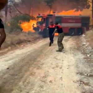 canakkalede orman yangini itfaiye ekibi alevlerin arasinda kaldi prFfFc3r