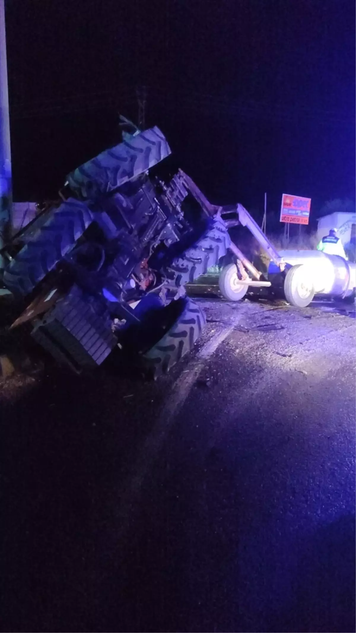 cerkeste otomobil traktor carpismasi 5JCvI7SW