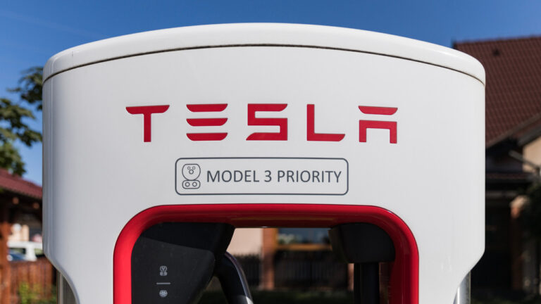 elon muskin teslasi elon muskin xine sirt cevirdi b9hXqsbh