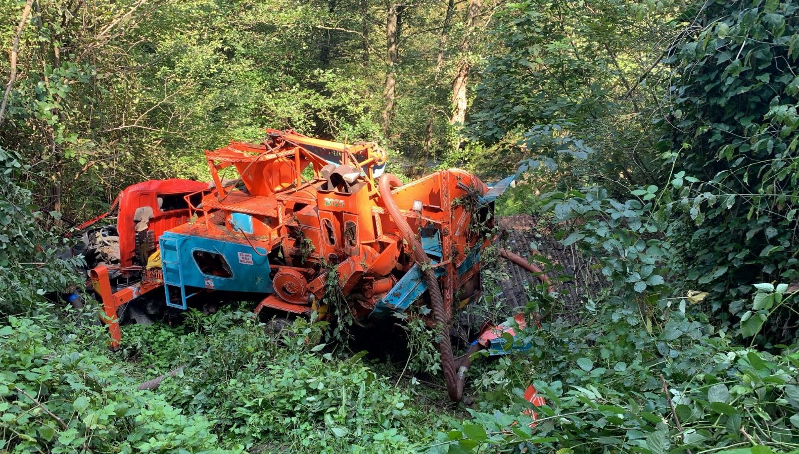 kamyon ucurumdan yuvarlandi bir olu MTdbGfWb