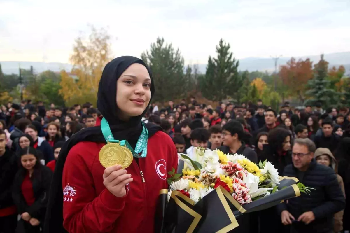 afra kilinctan dunya sampiyonasinda iki altin madalya CTxA2PZQ.jpg