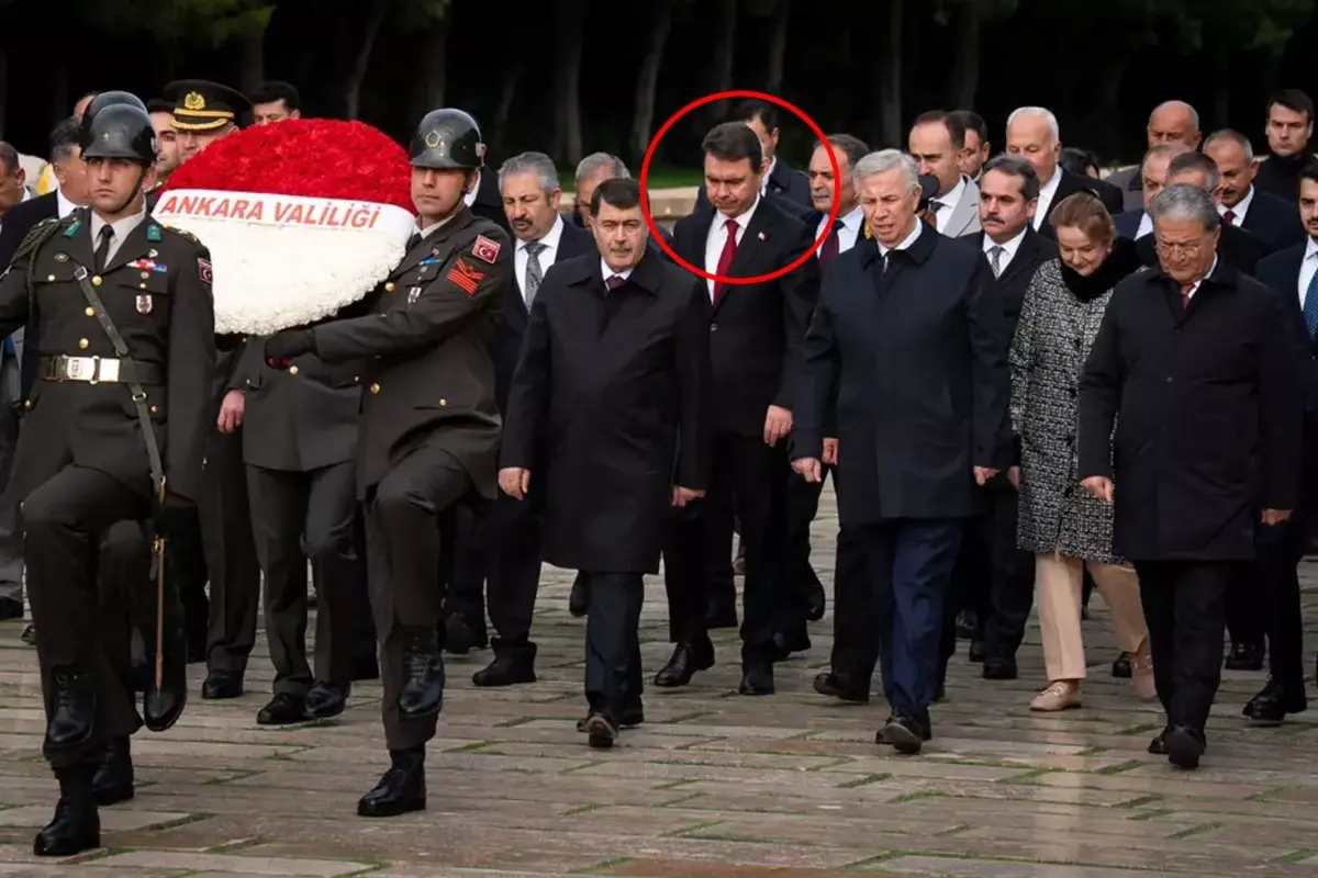 anitkabirdeki torene damga vuran goruntu yavas ve sorusturma izni isteyen bassavci yan yana pTxUD3ve.jpg