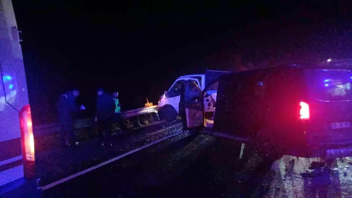 corumda minibus ve kamyonet carpisti 7 yarali 7HauWEMy.jpg