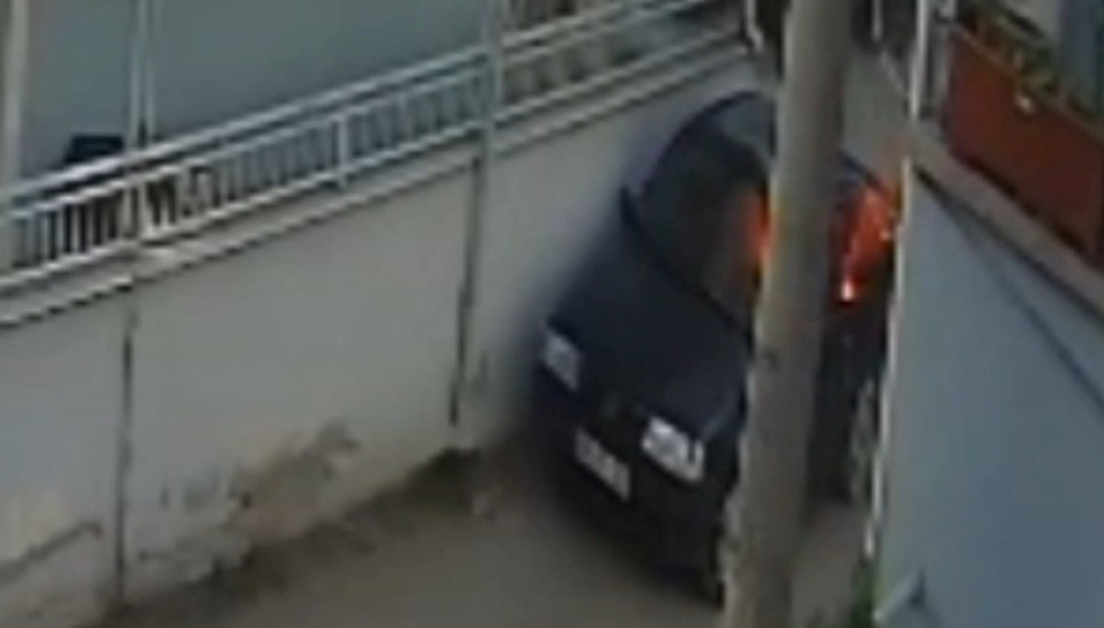 husumetlisinin arabasini benzin dokup yakti 2aWCV6B8