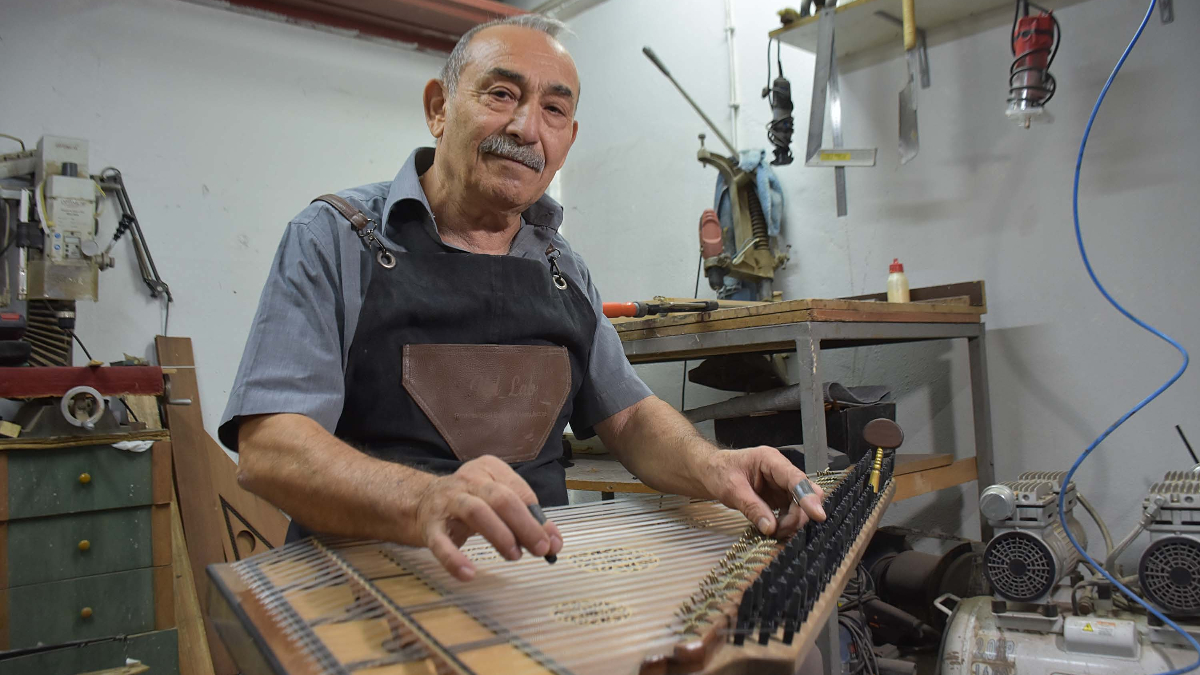 izmirde kendisine yapmak icin basladi 20 yildir kanun uretiyor wni2nCZh