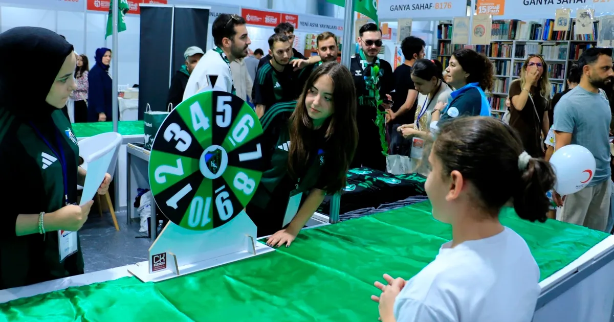 kocaeli kitap fuarinda yesil siyah cosku VEITcbMu
