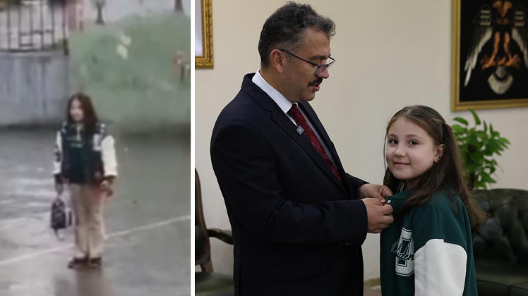 yagmurda tek basina bayraga saygi UD4PgF7Q.jpg