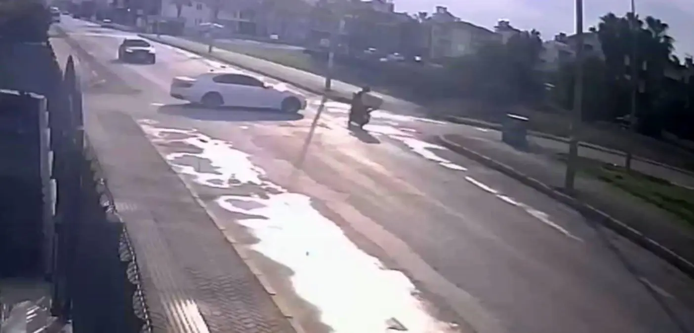 antalyada motosikletli kurye kaza gecirdi agir yarali ncPMy41x.jpg