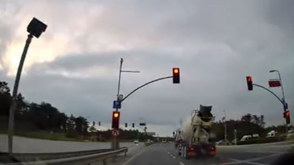 istanbulda kirmizi isik ihlali sonrasi suruculer olumden dondu HbeAE9QN.jpg