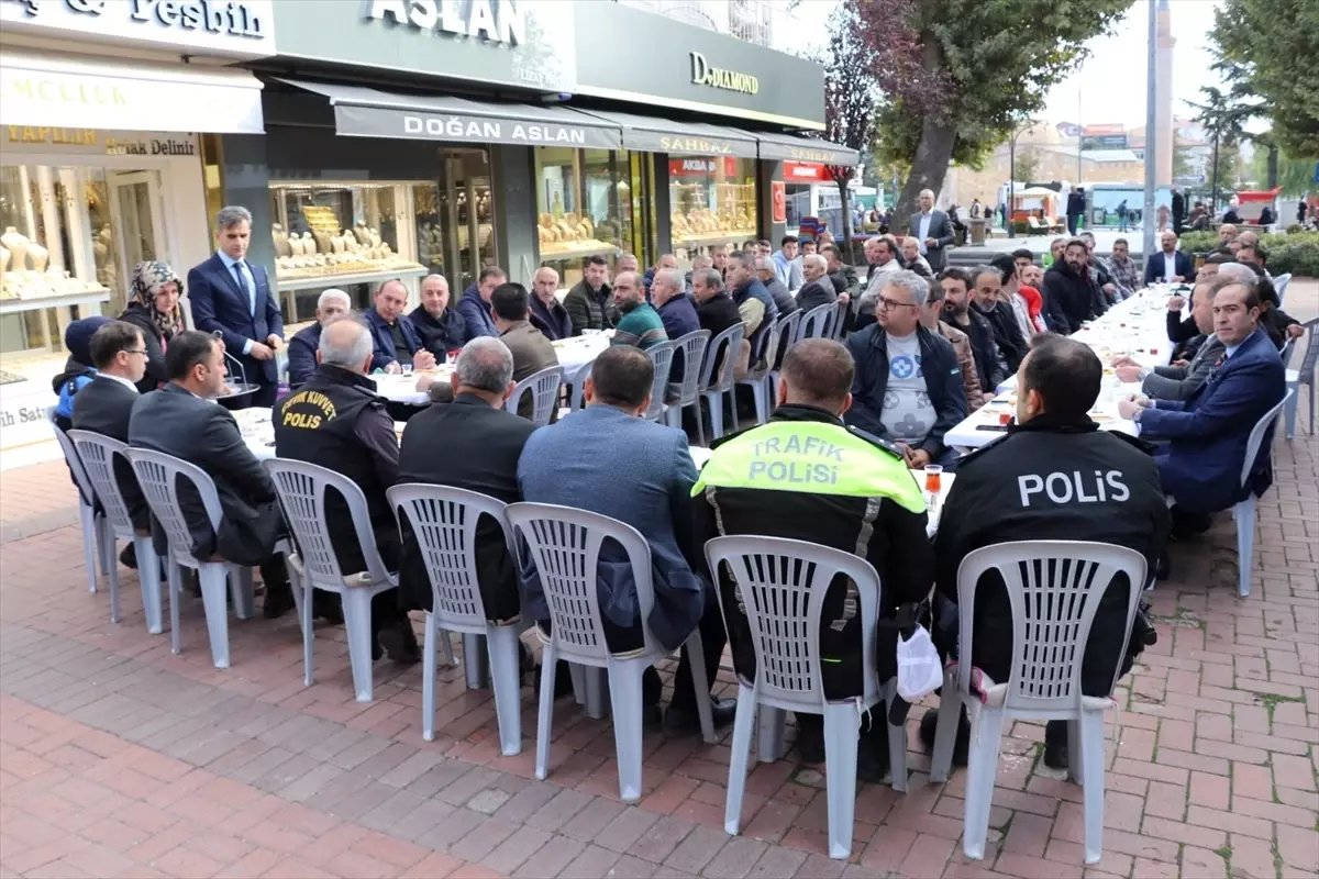 kirsehirde emniyet ve esnaf bulusmasi qWeq8DLP.jpg