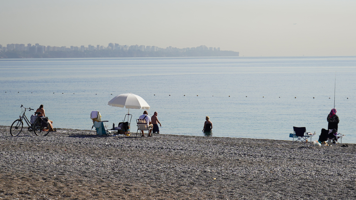 konyaalti sahilinde kasim ayinda deniz keyfi 7q6kUmNz.jpg