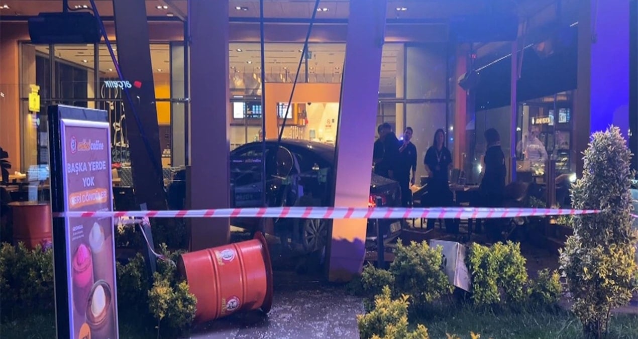 Otomobil Kafeye Dalınca Yaralılar Ortaya Çıktı