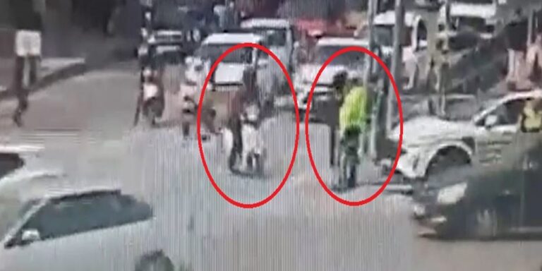 motokurye-polislerin-heimlich-manevrasi-ile-hayata-tutundu-o-anlar-kamerada-XhYcq55h