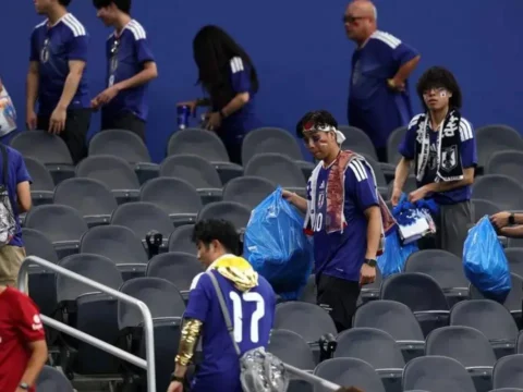 Japon taraftarlardan anlamlı hareket: Gol sevinci bitti, temizlik mesaisi başladı