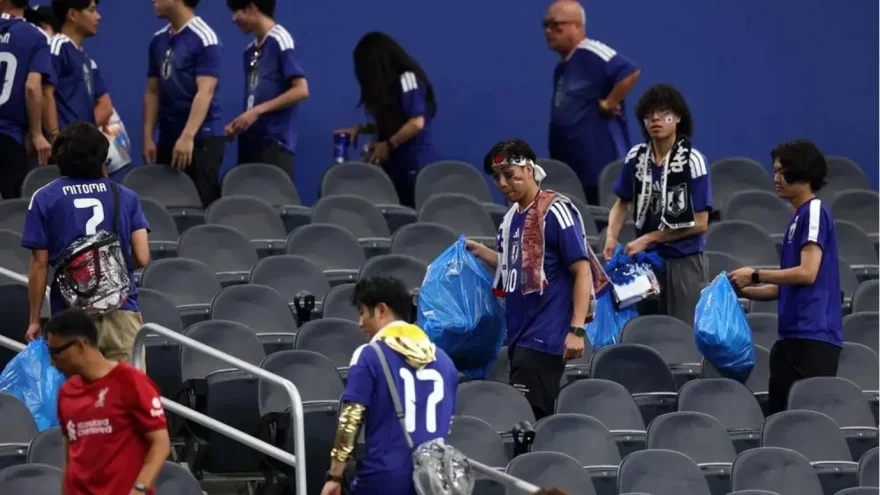 Japon taraftarlardan anlamlı hareket: Gol sevinci bitti, temizlik mesaisi başladı